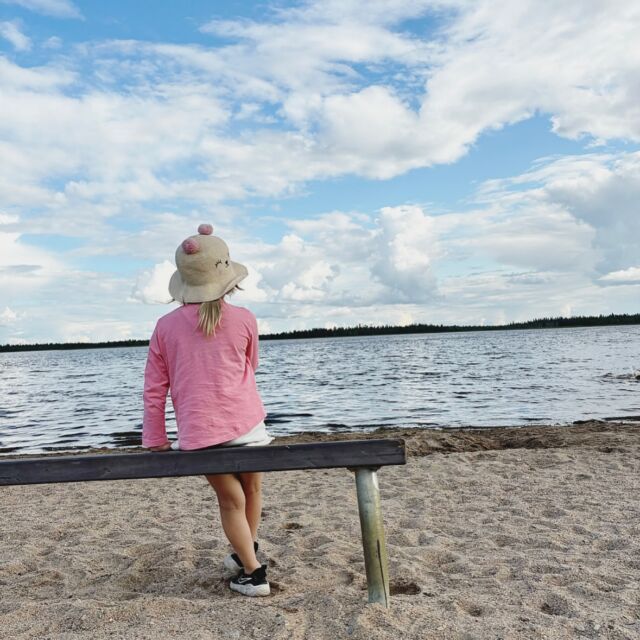 1,8km päässä mökiltä löytyy ihana pieni hiekkaranta ja leikkipuisto Ylläsjärven rannalla. Täydellinen paikka viettää lämpimät kesäillat lasten kanssa 🤍#ylläs #visitylläs #yllas #lapland #visitlapland #visitfinland #ylläsjärvi