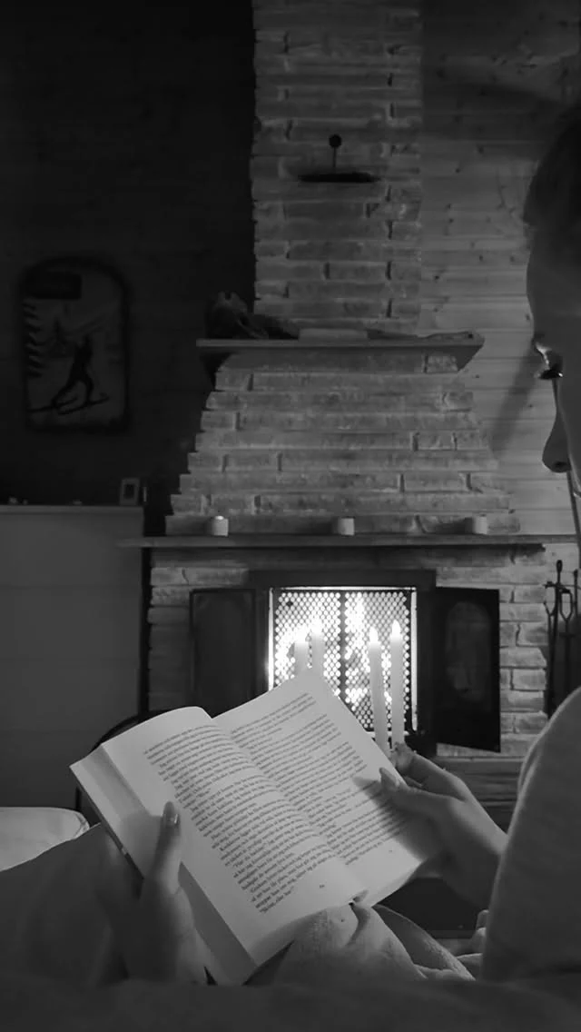The sound of a crackling fire.
A good book.
Nowhere to rush.
Welcome to slow moments in Lapland. 🤍#lapland #ylläs #finland #villausva #cabinlife